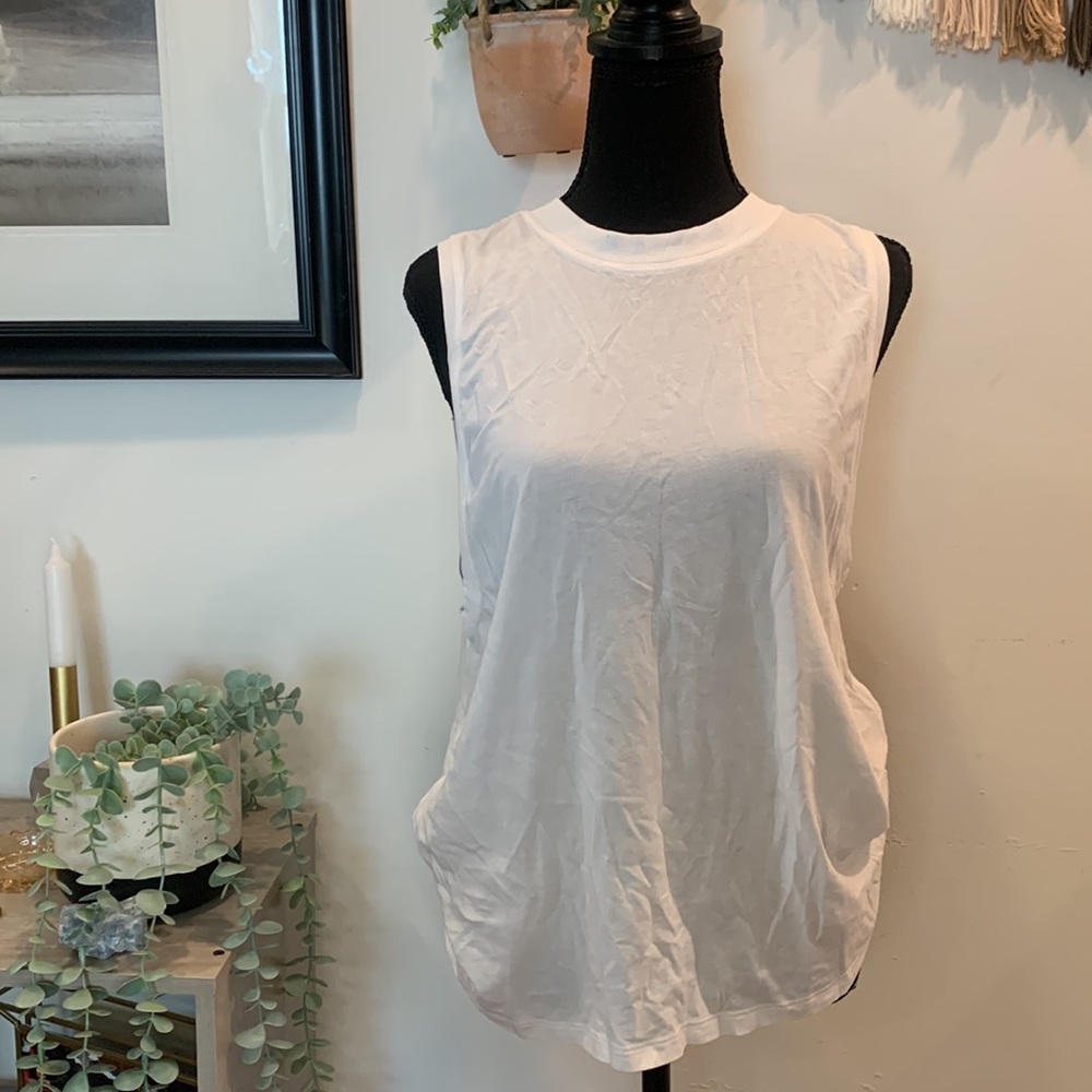 Lululemon sleeveless white tee - Picture 4 of 9
